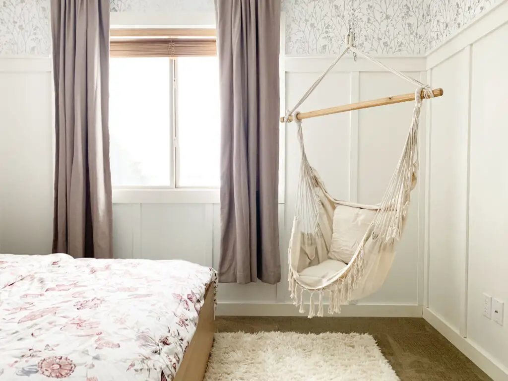 Girl room curtains and hanging hammock